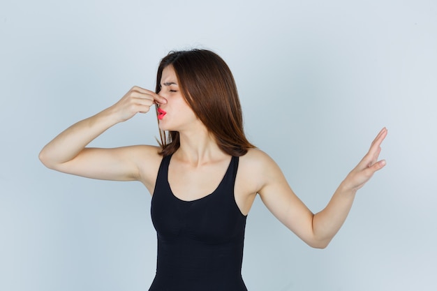 Mujer joven expresiva posando en el estudio