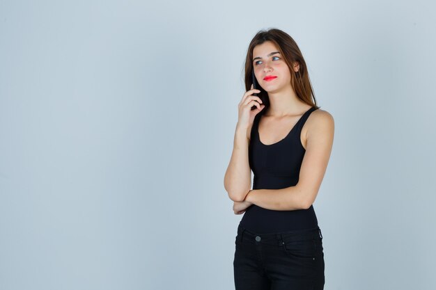 Mujer joven expresiva posando en el estudio