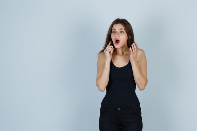 Mujer joven expresiva posando en el estudio