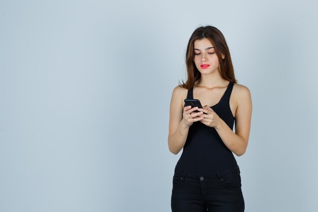 Mujer joven expresiva posando en el estudio