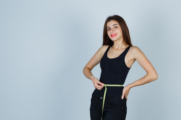 Mujer joven expresiva posando en el estudio