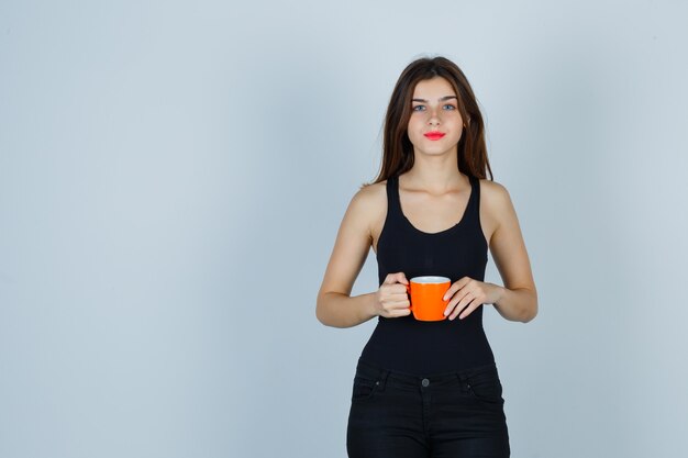 Mujer joven expresiva posando en el estudio