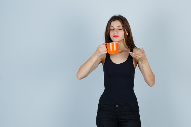 Mujer joven expresiva posando en el estudio