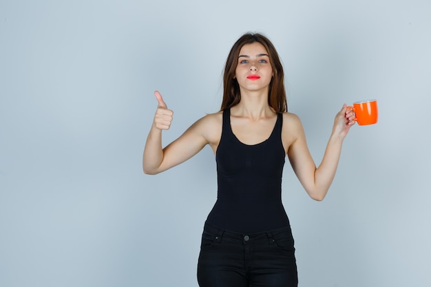 Mujer joven expresiva posando en el estudio