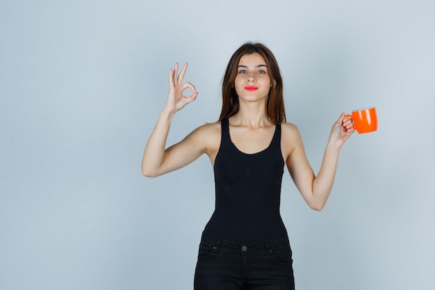 Mujer joven expresiva posando en el estudio