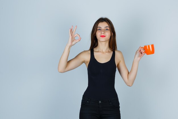 Mujer joven expresiva posando en el estudio