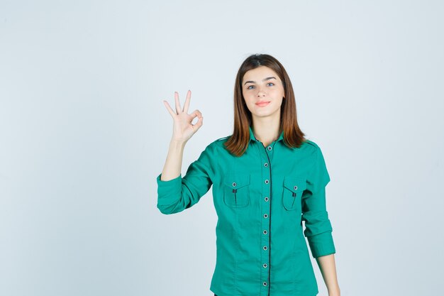 Mujer joven expresiva posando en el estudio