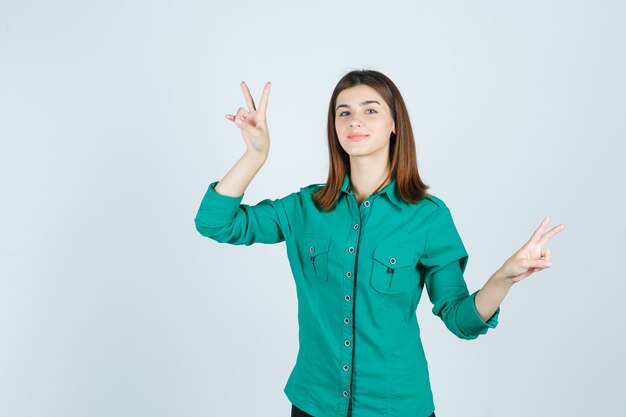 Mujer joven expresiva posando en el estudio