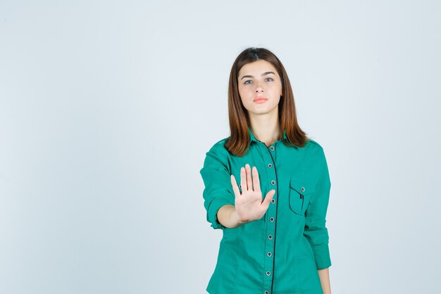 Mujer joven expresiva posando en el estudio