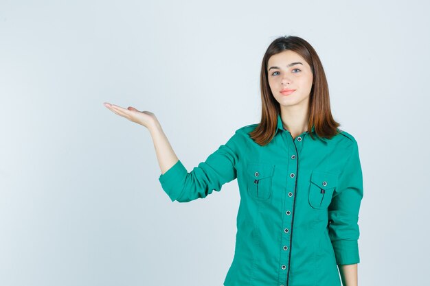 Mujer joven expresiva posando en el estudio