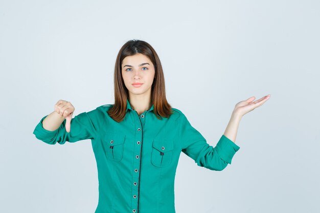 Mujer joven expresiva posando en el estudio