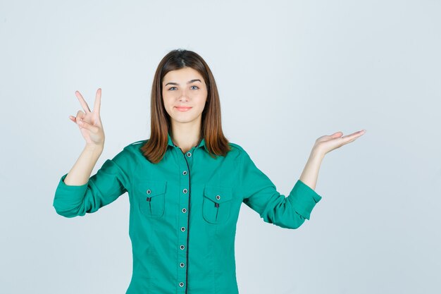 Mujer joven expresiva posando en el estudio