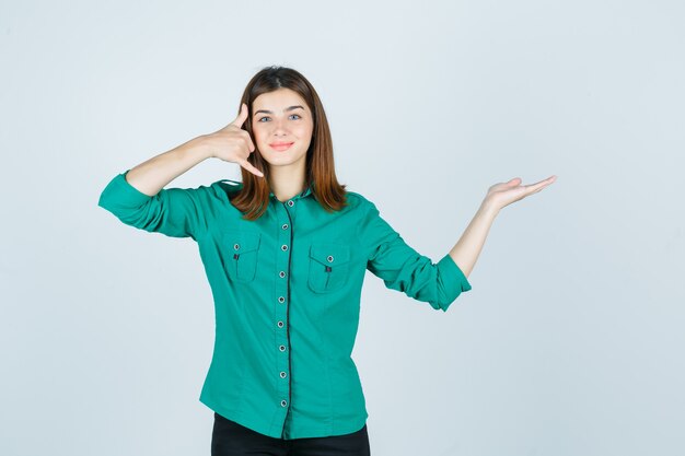 Mujer joven expresiva posando en el estudio