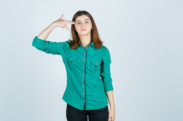 Mujer joven expresiva posando en el estudio