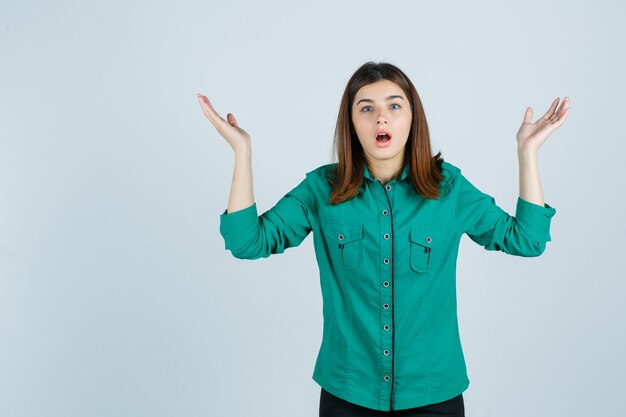 Mujer joven expresiva posando en el estudio