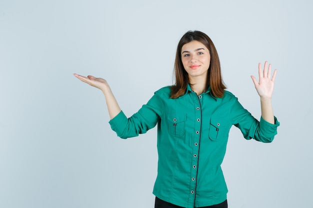 Mujer joven expresiva posando en el estudio