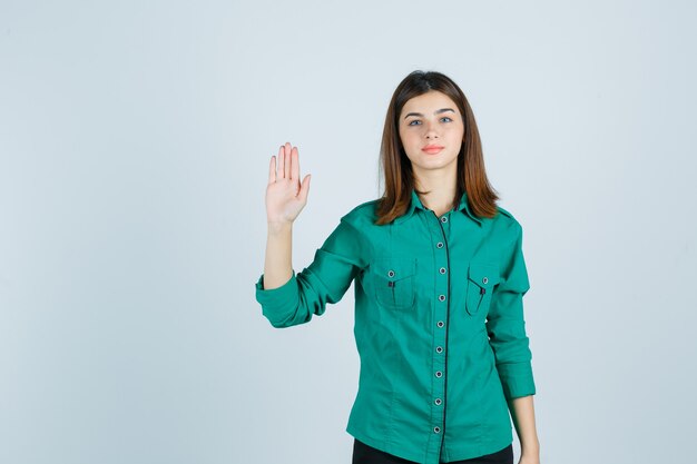 Mujer joven expresiva posando en el estudio