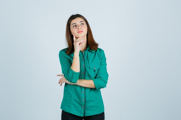 Mujer joven expresiva posando en el estudio