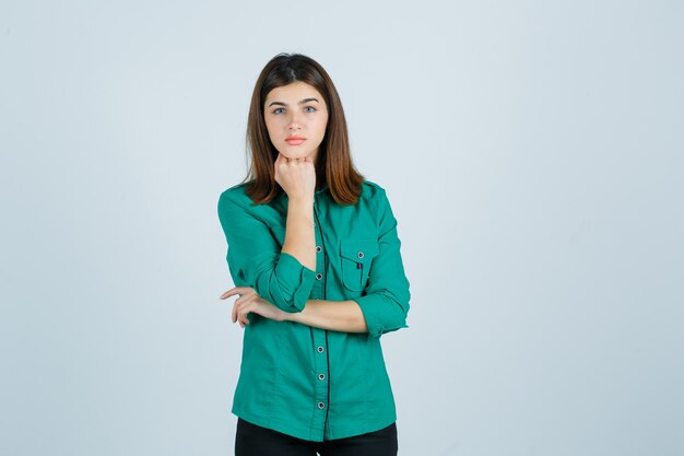 Mujer joven expresiva posando en el estudio