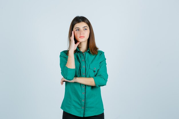 Mujer joven expresiva posando en el estudio