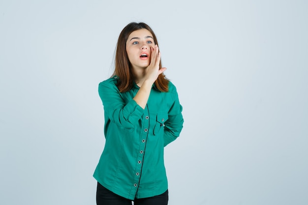 Mujer joven expresiva posando en el estudio