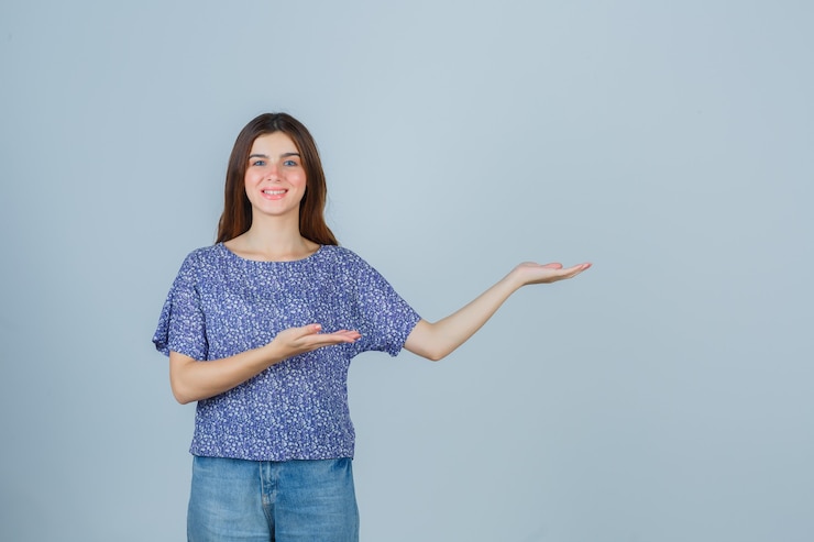 Foto gratuito mujer joven expresiva posando en el estudio
