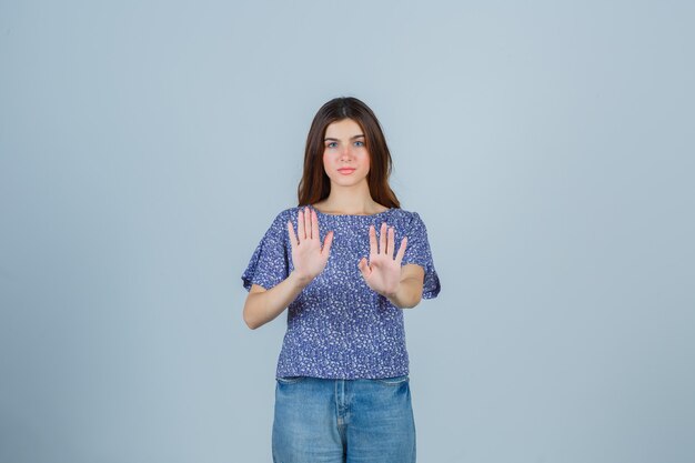 Mujer joven expresiva posando en el estudio