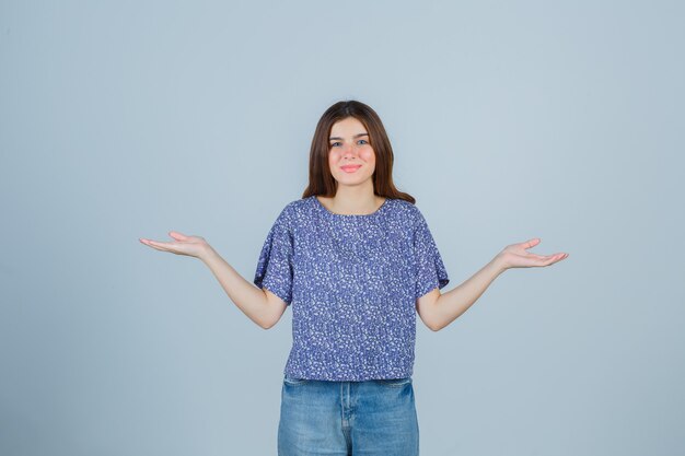 Mujer joven expresiva posando en el estudio