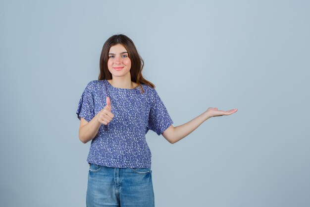 Mujer joven expresiva posando en el estudio