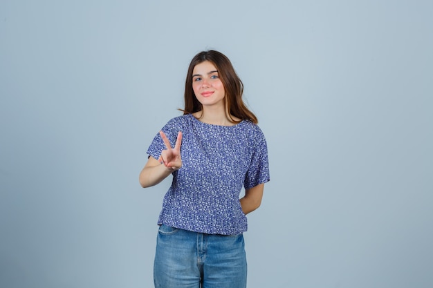 Mujer joven expresiva posando en el estudio