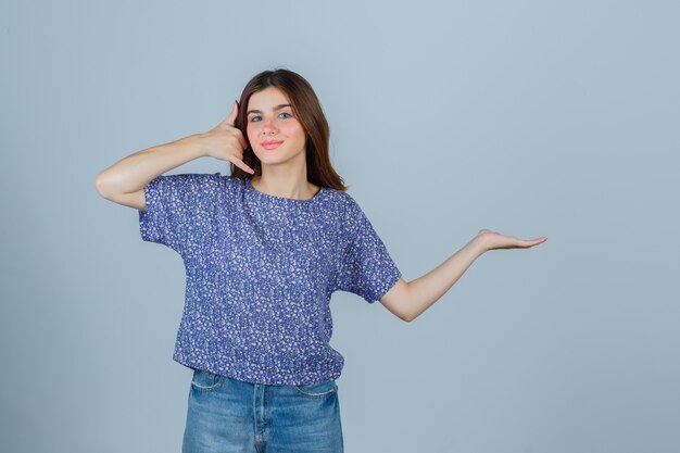 Mujer joven expresiva posando en el estudio