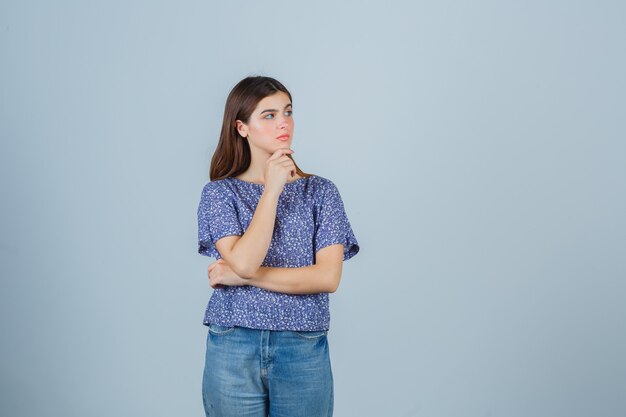 Mujer joven expresiva posando en el estudio