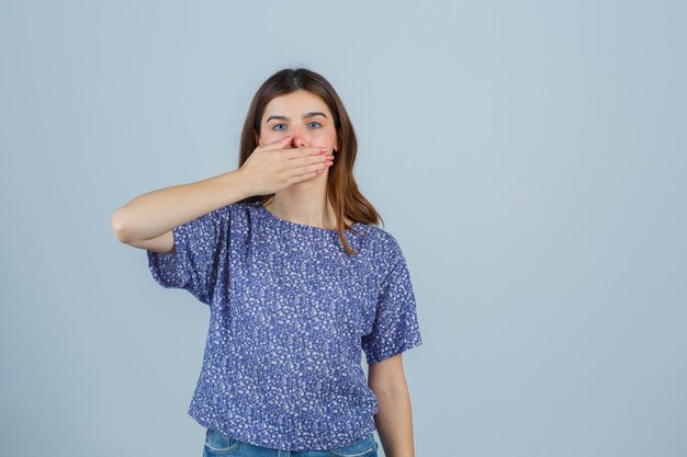 Mujer joven expresiva posando en el estudio