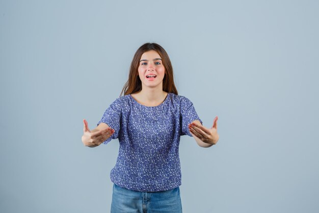 Mujer joven expresiva posando en el estudio