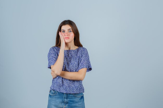 Mujer joven expresiva posando en el estudio