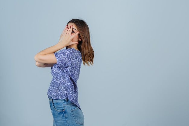 Mujer joven expresiva posando en el estudio