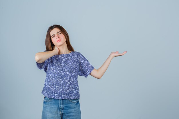 Mujer joven expresiva posando en el estudio