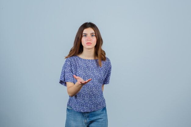 Mujer joven expresiva posando en el estudio