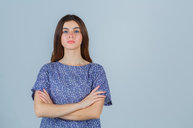 Mujer joven expresiva posando en el estudio