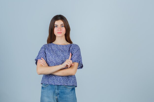 Mujer joven expresiva posando en el estudio