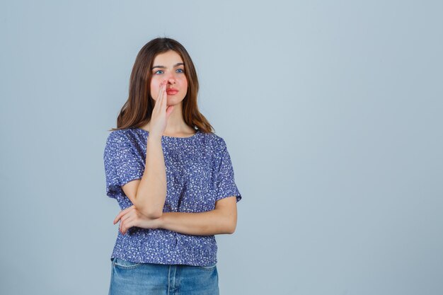 Mujer joven expresiva posando en el estudio