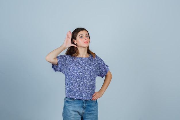 Mujer joven expresiva posando en el estudio