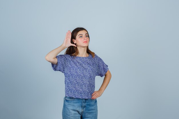 Mujer joven expresiva posando en el estudio