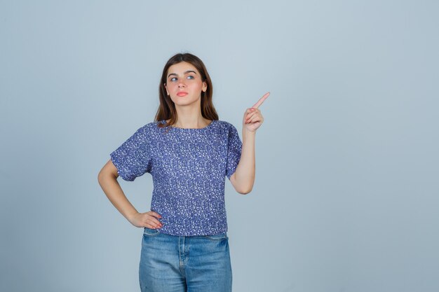 Mujer joven expresiva posando en el estudio