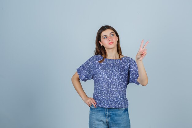 Mujer joven expresiva posando en el estudio