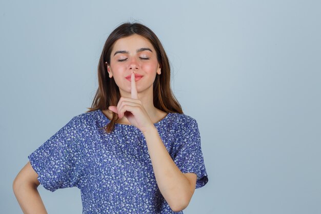 Mujer joven expresiva posando en el estudio