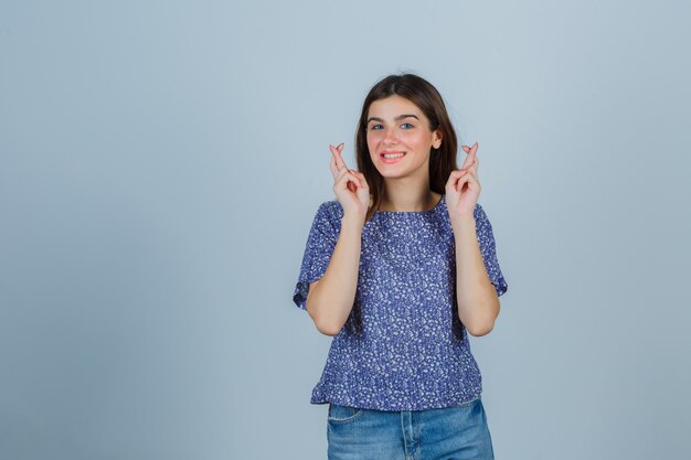 Mujer joven expresiva posando en el estudio