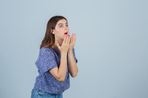 Mujer joven expresiva posando en el estudio