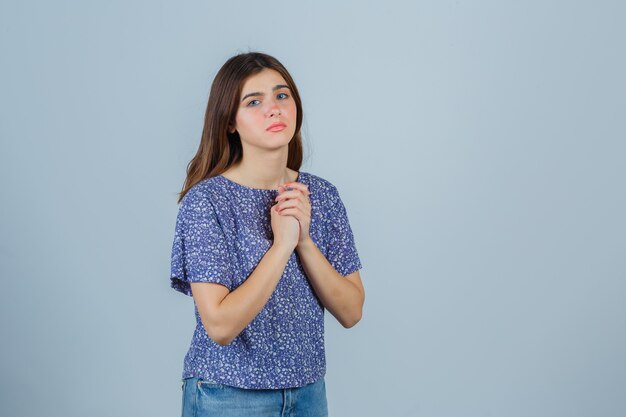 Mujer joven expresiva posando en el estudio