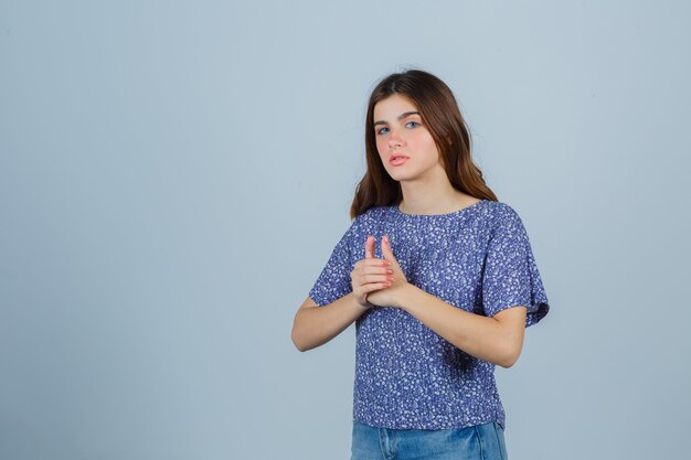 Mujer joven expresiva posando en el estudio